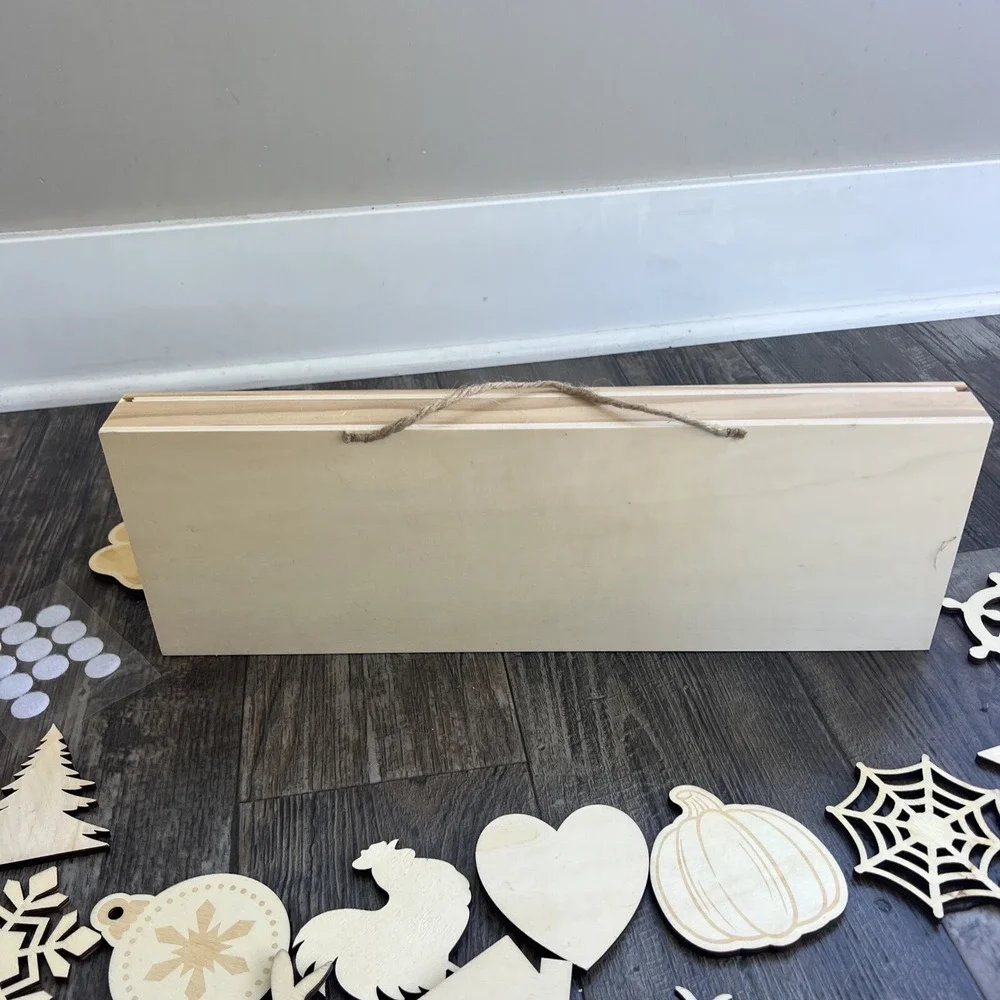 Interchangeable Home Wall Sign‎ with 18 Pcs Seasonal Icons Wooden Paint Yourself